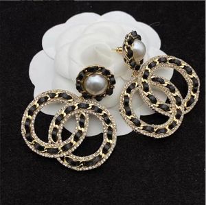 Mode pärlörhängen designer diamant c brev dingle örhänge kvinnor bröllop smycken engagemang örhängen
