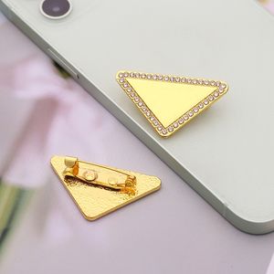 Metall triangel p bokstav topp diamant stift guld pläterad sier brosch smycken för man kvinnor mode tillbehör gåva hög kvalitet