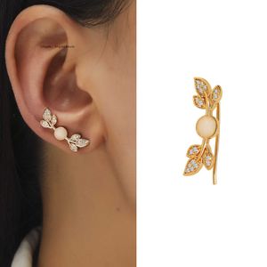 Подвесные ожерелья очарование Lats Fashion Gold Color Leaf Clip Clip Clip для женщин без пирсинга Puck Rock Vintage Opal Crystal Ear Mount