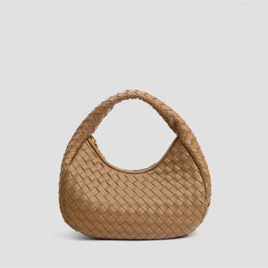 Duffel Bags Niche Design Spring and Summer Underarm Bag Women Europe USA Retro Personlighet Woven Handbag