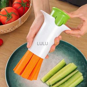 1PC Creative Vegetable Cutters Fruktgurka Morot Divider Strawberry Slicer Splitter Kitchen Gadget Accessories HKD230810