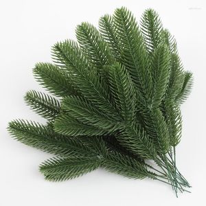 Dekorative Blumen 6pcs Grün Weihnachtszubehör künstliche grüne Blätter Pflanzen Kiefernzweige Simulationsnadeln