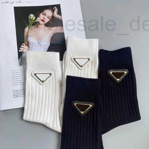 Designer-Socken für Männer und Frauen, atmungsaktive Baumwollsocke mit Leder-Metallstück XC29