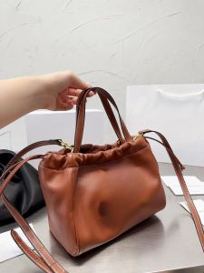 Uma pequena bolsa de compras, a bolsa inteira é simples e arrumada e o ombro portátil é super bonito
