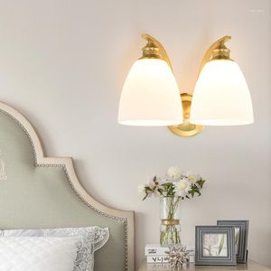 Duvar lambası Yatak odası sundurma ve oturma odası aydınlatması için cam gölgeli zarif bakır aplik
