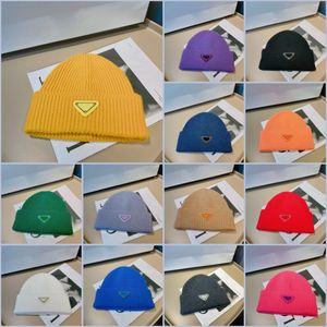 Gorros de gripes outono de inverno triângulo emblema chapéu de lã bateu chapéus de malha feminino tendência de moda versátil boné quente tampa de lã