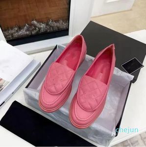 Siyah Loafers Ayakkabı Daireleri Üst Tasarımcı Podyum Kadınlar Resmi Elbise Lok Fu Ayakkabıları Düz ​​Renk Basit Tasarım% 100 Deri Sole