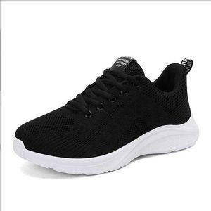 Black Women Buty Running Shoe 2021 Spring and Autumn Middle School Uczniowie Lekkie oddychające, latające tkaninowe buty dla kobiet trampki podróżnicze