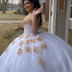 Vita quinceanera klänningar från axel spets applikation söt 16 klänning tjej prom party klänningar vestidos de 15 anos