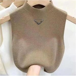 2023 Yaz Kısa Tasarımcı giyin kadın yelek kadın örgü gömlek seksi üst taban gömlek ince üçgen harf