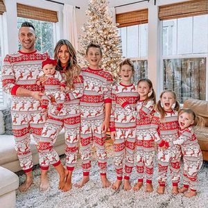 家族のマッチング衣装のクリスマスファミリーマッチパジャマセット冬クリスマスマザー娘父のスリープウェアママと私パジャマの服230825