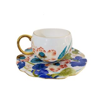 Tazas Juegos de tazas y platillos de té de estilo real chino Patrón de loto Hermosa flor Hueso China Taza de café de jardín para amigos Vajilla 230825