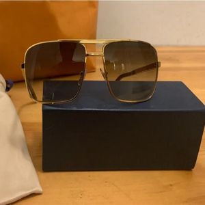 2023 Fashion Eyewear Tasarımcı Güneş Gözlüğü Erkek Klasik Tutum Metal Kare Çerçeve Popüler Retro Avant-Garde Açık UV 400 Koruma Güneş Gözlüğü 0259.