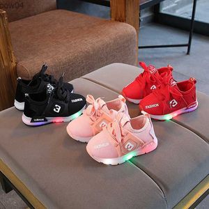 スニーカーサイズ21〜30人の子供がスニーカーをLEDライトアップソールベイビーLEDの女の子のための光沢のある靴