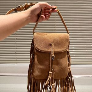 Püskül çanta crossbody messenger omuz çantaları alışveriş tasarımcısı çanta çantası süet el çantaları kahverengi kese flep kadın moda harfleri ayarlanabilir kayışlar