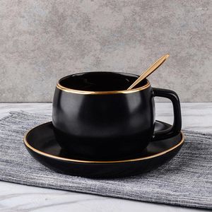 Tazze Tazza da caffè in ceramica nera classica europea con piattino e cucchiaio Tazze da acqua in tinta unita Set da tè pomeridiano di lusso per la casa Tazza da ufficio