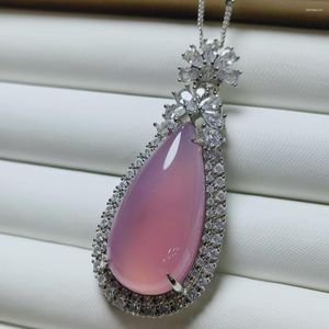 Collane con ciondolo Collana con goccia d'acqua in giada rosa naturale Gioielleria raffinata da donna. Autentica giadeite del Myanmar intarsiata con zirconi a goccia