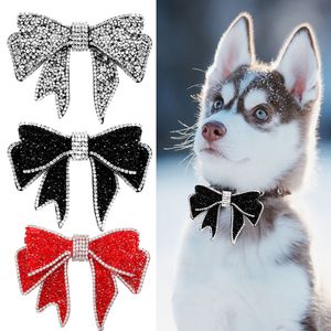 Trajes de gato 1 pc luxo diomand cão bowtie para animais de estimação cães laço colar acessórios bling brilhando diamante pequenos produtos de preparação 230825