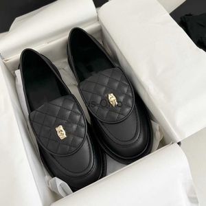 Klädskor senaste plattformsklänningskor för kvinnors kontor designer loafers klassiska buckle mode arbete cowhide muffin snörning loafer toppkvalitet chunky h j230825