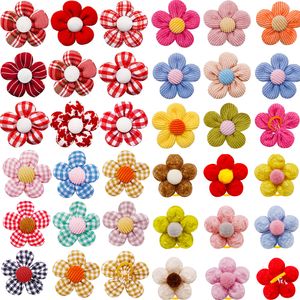 Kedi Kostümleri 1020pcs Çiçek Köpek Saç Bows El yapımı yay ekose karışım renkler Bowknot lastik bantları küçük köpekler için tımar malzemeleri 230825