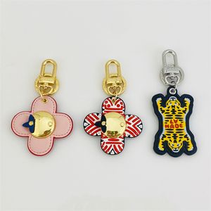 2023 Högkvalitativ nyckelring Klassisk utsökta lyxdesignerbil Keyring Rostfritt stål bokstav unisex lanyard guld black metall små smycken älskare nyckelringar