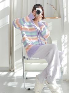 Kvinnors sömnkläder Rainbow Stripe Pyjamas Autumn and Winter Home Clothes Coral Fleece förtjockad outwear kostym kan bära den på gatan.