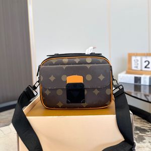 S Lock Men Designer Messenger Bag Bag Bag Courier حقيبة يد كروس محفظة محفظة M46688