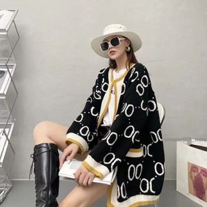 Kadınların Sweaters İtalya Tasarımcı Kadınları Hırka Örgü Gömlekler Giyin Ön Mektup Nakışla Giyim Konforlu Gevşek Artı Boyut Klasik Örgü Sweater Örgü Flock LE