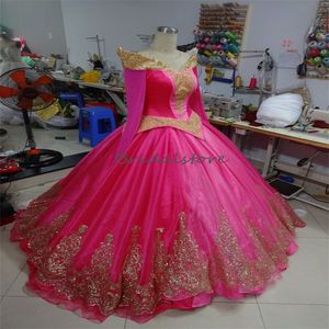 Victorian Renaissance Quinceanera klänningar 2023 Hot Pink Fantasy Medieval Sweet 15 Dress Vintage Gold Lace Ball Gown Masquerade Mexikansk para xv anos Vestidos formell