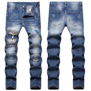 Jeans masculinos 2023 moda zíper decorativo bordado perfurado fino ajuste pés pequenos estilo azul atacado