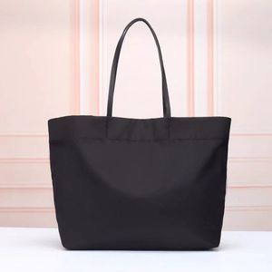 Designer Canvas Bag Luxury Tote Bag Beach Bag Ladies Stora kapacitet Tygväska Öppen Triangel SEKLATIC ALFABET EMBRODERY SKULD BAG POUC