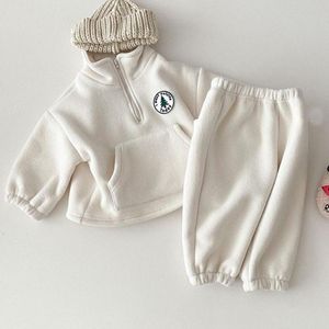 Set di abbigliamento Set di vestiti per neonati Bambini Felpa addensata Abbigliamento per bambini Ragazze Cotone solido Manica lunga Pullover Top Pantalone 2 pezzi 230825