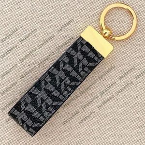 U39 Designer KeyChain Classic Brand Chain Fashion Key Buckle Car Keyring Handgjorda läder Män Kvinnor Väska Pendant Tillbehör 5 Färg