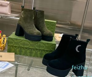 Obcasowe buty z czerwonym paskiem zielone botki na platformie botki sukienki