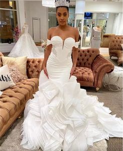 Wunderschöne Plus-Size-Meerjungfrau-Organza-Hochzeitskleider, Brautkleider, Hofschleppe, schulterfrei, Perlen, abgestufte Rüschen, Robe de Mariee, Kleid für den zweiten Empfang