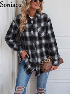 Kvinnors blusar skjortor flanell pläd skjorta kvinnor höst lös knapp upp lapels toppar casual checkered långärmad blus damfickor grundläggande kvinnlig ny T230825