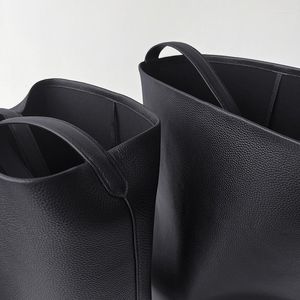 Школьные сумки Женщины ковша ковша черная сумка с большой способностью дамы дамы моды с полной матч простые мягкие кожаные плеча