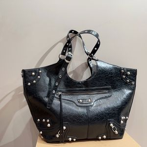 Första lager kohud läder tygväskor punk stor kapacitet totes lyx designer väska stor nit axelväska toppkvalitet fashionabla crossbody konstverk axlar