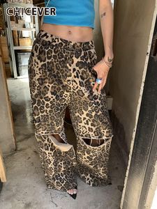 Dżinsy damskie Adever Leopard Hole pusta dla kobiet Patchwork Pockwork Pockwork Kolor blokada moda dżinsowa szeroka noga spodnie Kobieta 230825