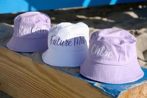 Breda brimhattar Bucket Future Mrs Bridesmaids Bachelorette Party Summer Cotton Custom Bridal Team Bride Sun Hat med personligt namn 230825