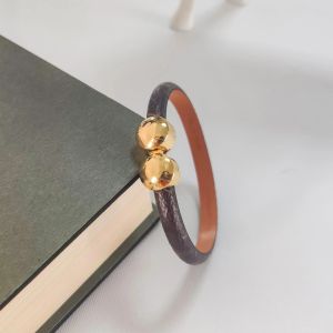 Armbandsdesigner för kvinnodesigner Armband Luxury Feeling High-End Fashion Leather Armband 18K Gold Plated Titanium Charm Armband gratis frakt