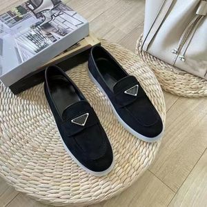 Mocassins de couro de camurça mula sapatos casuais sabots Giz Branco Sabot em pelle scamosciata Chaussures en daim Ecru Mocassins de designer de logotipo triangular de metal esmaltado 14