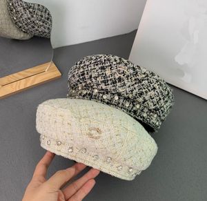 Beralar Şapkalar Tasarımcıları Bayan Marka Mektubu Kaçma Kristal Rhinestone Donanma Kapakları Siyah Beyaz Beanie Şapka Kış Sıcak Kapaklar Bowler Cap Moda Aksesuar