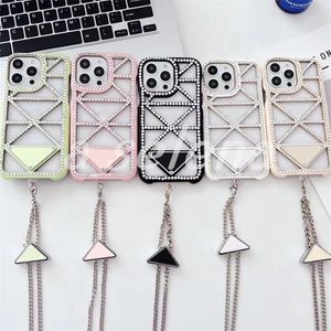 Designer-Dreieck-Handyhülle für iPhone 14 13 12 Pro Max, Diamant-Hohle Rückseite, modische Handyhülle mit tragbarer Kreuzkörperkette