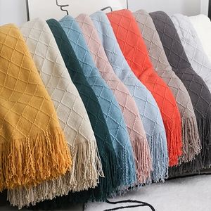 Filtar Nordic Sticked TV Bed End Decor Drop Shipshawl Soffa Filt med tofsar SCARF Emulering Fleece Throw 230825