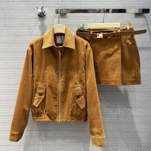 Kadınlar İki Parça Elbise Tasarımcı Seti Vintage Art Style Corduroy Setleri Nakış Mektupları Kargo Yakası Fermudi Ceket A-line Bel Bandı Etek Tasarımcı Kadın Giysileri 55