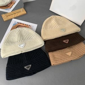 Beanie Designer Men Women Luxury Brand Triangle Mark Letter Skull Caps Wool Knitted Cap Fitted Unisex Winter Cashmere Thicken Keep Warm Hats Fashion Accessories