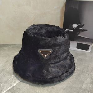 Kvinnors designer vinterstil beanie hattar män och kvinnor mode universell stickad kep