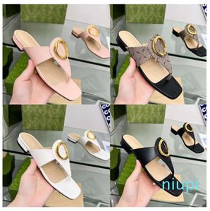 Casual Shoes Sandaler Famous Designer Women Summer New Gold Buckle Flat Shoes Hollowed Out Flip Flops Casual Heel Thong Womens tillämpliga på olika S