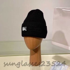 BL Black wool cap Classic B letter knitted hat, stylish and handsome, autumn and winter fashion items, designer hats, thick and warm, men and women the same 215579